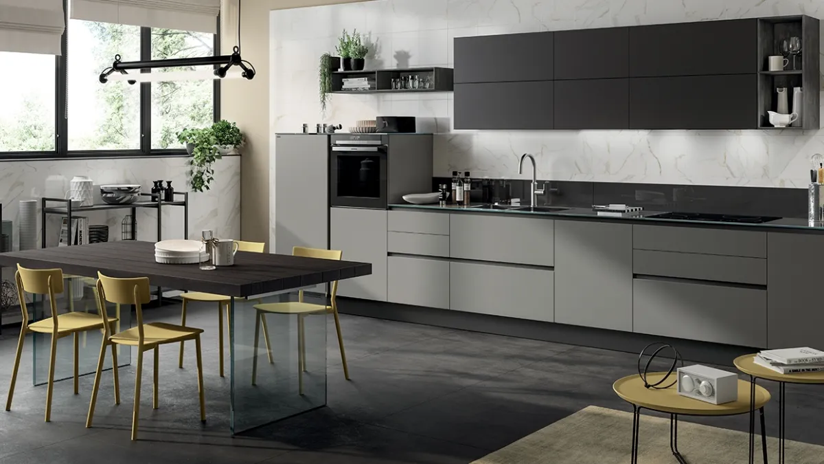 Cucina Moderna Liberamente in laccato Grigio Titanio e Grigio Ferro di Scavolini