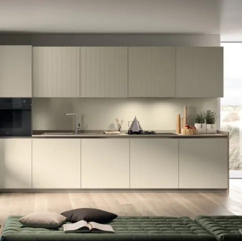 Cucina Moderna Lumina in laccato Tortora e laminato Strips Urban Gold di Scavolini