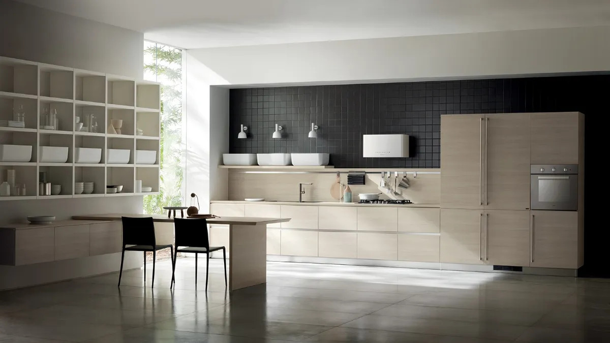 Cucina Moderna Qi in Olmo Kuuki e parete Fluida in Bianco Puro di Scavolini