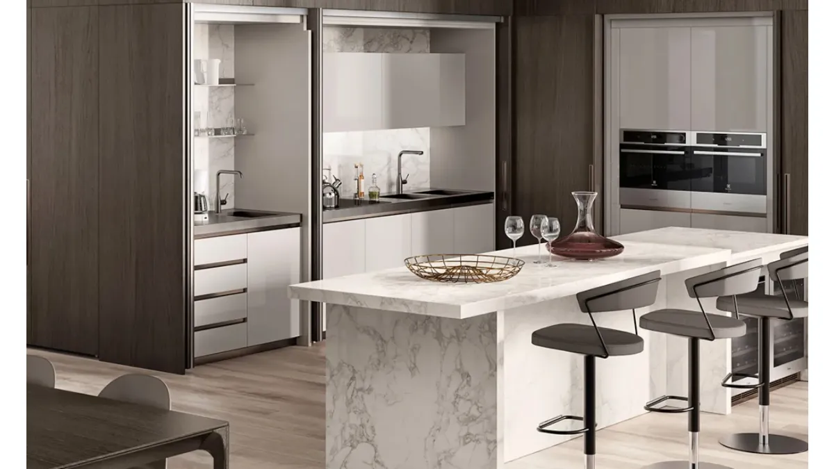 Cucina salvaspazio con isola centrale Boxi in laccato lucido Grigio Chiaro di Scavolini