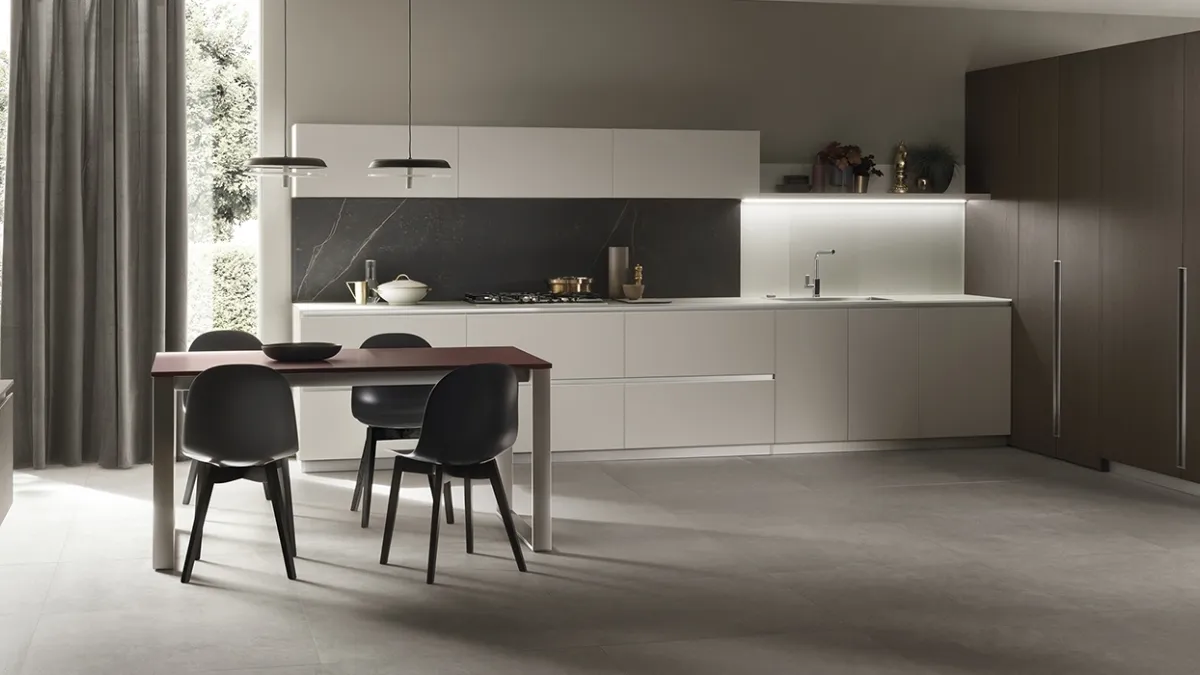 Cucina Moderna DeLinea in laccato Grigio Chiaro e Rovere Grafite di Scavolini